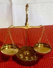 Piccola bilancia in ottone , legno con  5 pesi 