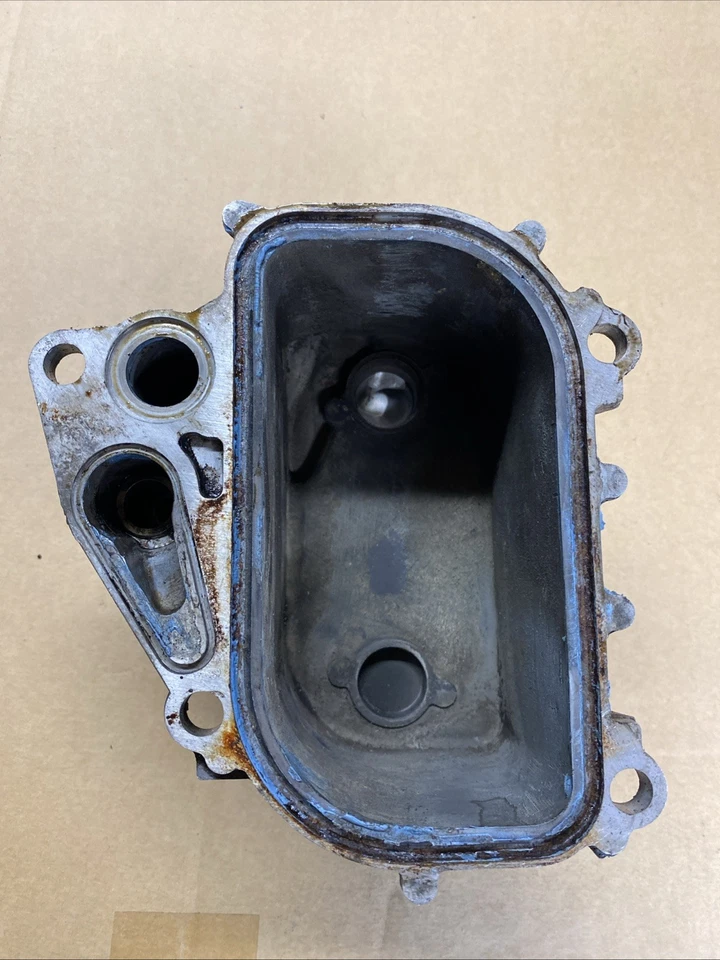 Placa de carcasa del enfriador de aceite Porsche 944 - 944.107.149.5R Foto 2 de 4