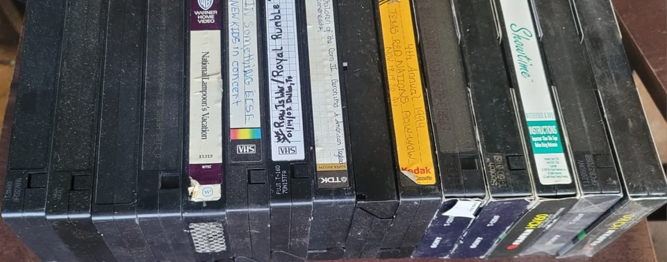 Лот из 15 видеокассет — 2 запечатанные Fuji/Sony, 13 записанных домашних фильмов — непроверенные - Изображение 2 из 4