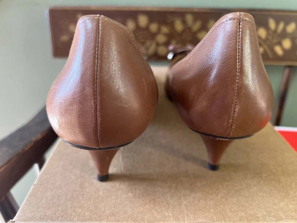 Tacones Elie Tahari Juliette charol camel lazo gatito para mujer talla 38,5 Foto 3 de 4