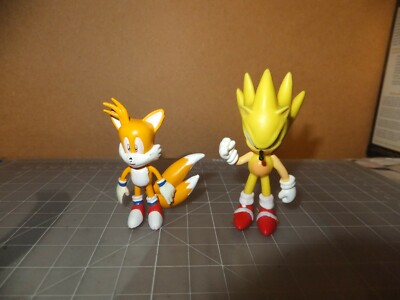 Lot of 2 Sega Sonic The Hedgehog Figures Tails 2'' and Super Sonic 2.75''
