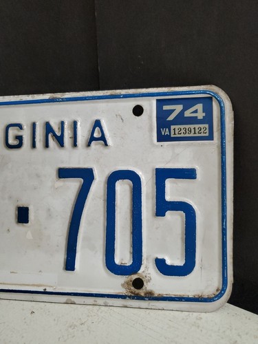 Vintage 1974 Virginia CWA - 705 Blue & White License Plate AUG 74 Tag - Imagen 3 de 8
