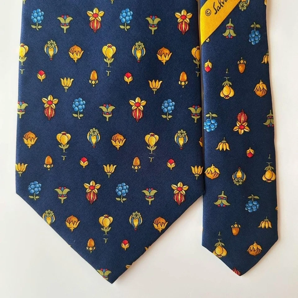Salvatore Ferragamo Corbata por todas partes patrón Flores 2 auténtico... - Imagen 2 de 4