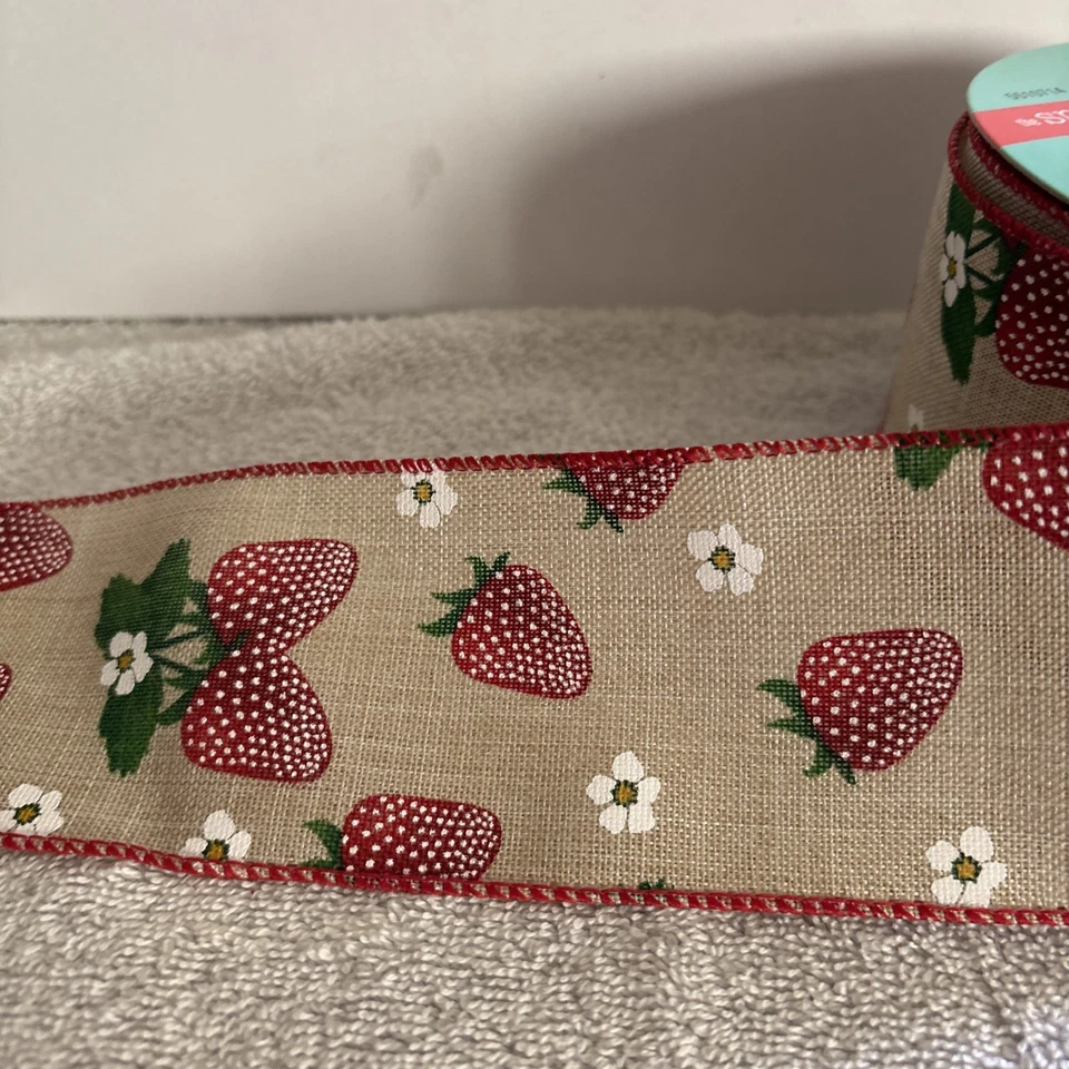 Cinta de fresas y flores. 2 1/2 x 30 pies medidos y abiertos. Cinta con cable Foto 4 de 4