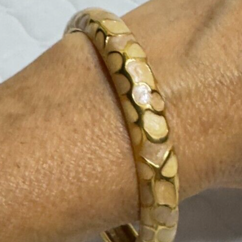 Brazalete Joan Rivers Crema Mosaico Esmalte Oro Bisagra Estampado Leopardo - Imagen 2 de 8