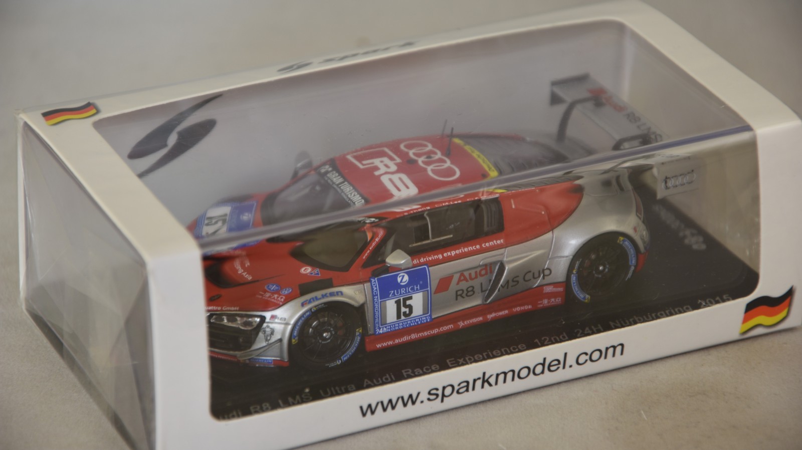 Audi R8 LMS Ultra Spark 1/43 réplique de course pour déco de bureau