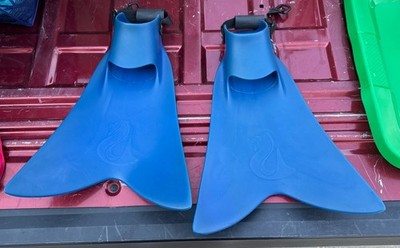 Force Fin Scuba Diving Fins Size Medium/Large Adjustable Strap Snorkeling Blue