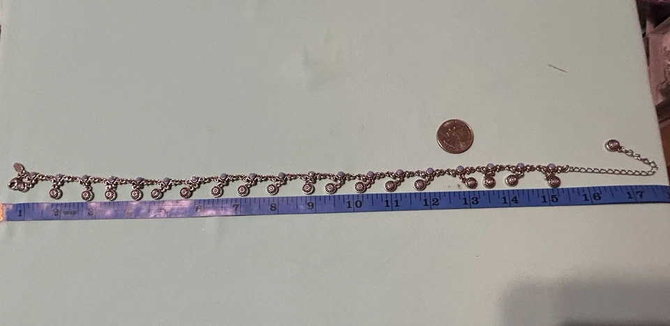 Collar Crown Premier Designs. Cadena intrincada tono plata, dijes periwinkle Foto 4 de 4