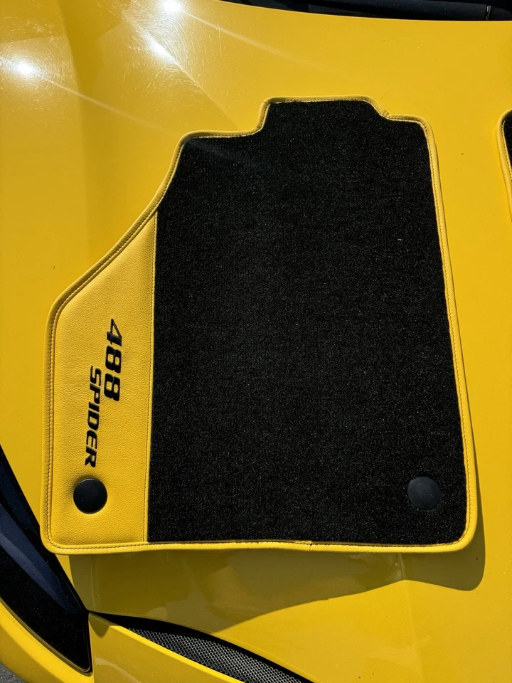 Alfombrillas Ferrari 488 Spider. Juego de 2 tapetes, nuevos. Gran calidad Foto 2 de 4