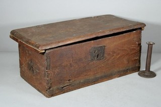 A FANTASTIC 17TH C AMERICAN PILGRIM CHEST IN RED OAK ORIGINAL DRY ATTIC SURFACE