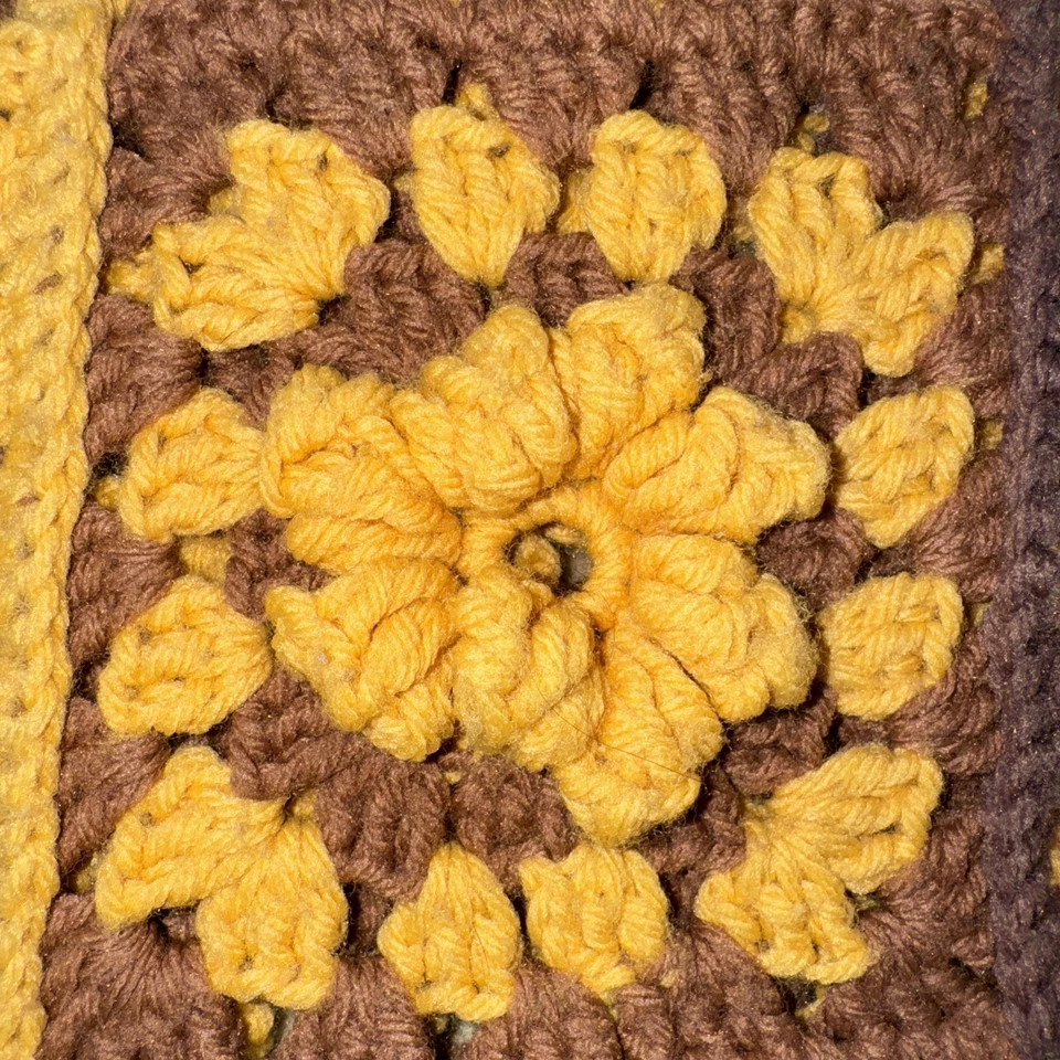 Manta cuadrada de ganchillo Daisy Granny 68”X 48” de colección hecha a mano marrón y dorada Foto 2 de 4