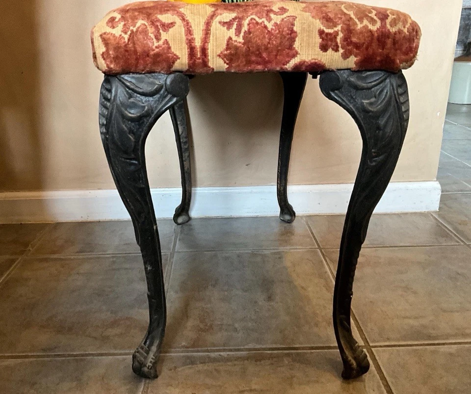 Banco de tocador antiguo estilo rococó con patas de hierro Foto 2 de 4