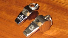 2 SILBATOS, EL ACME THUNDERER Y EL HUSTLER, AMBOS EN BUEN ESTADO USADO.