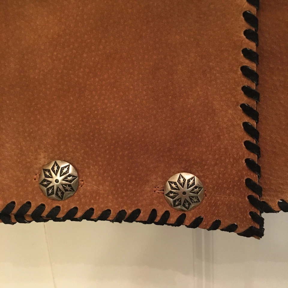 Chaleco de Gamuza Echo Mountain Para Mujer 8 Marrón Borde de Cuero Negro Botones Plateados de Colección Foto 3 de 4