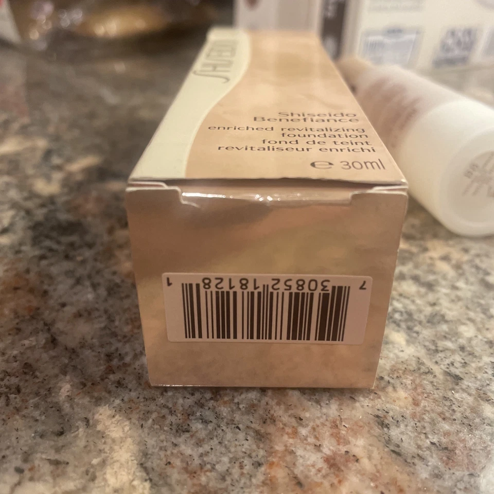 SHISEIDO BENEFIANCE ENRICHED REVITALIZING FOUNDATION B8 NATURAL SUMMER BEIGE - Image 3 of 4