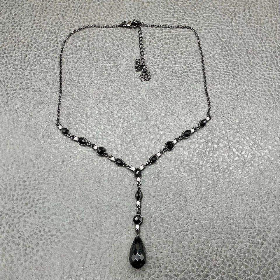 Conjunto de joyas de vidrio negro Avon collar pendiente lágrima Y colgante facetado moda Foto 2 de 4
