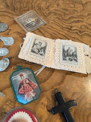 Riesiges Lot Katholische Heilige Medaillen Skapulas Statuen Kruzifix Antiquitäten und Vintage - Bild 4 von 13