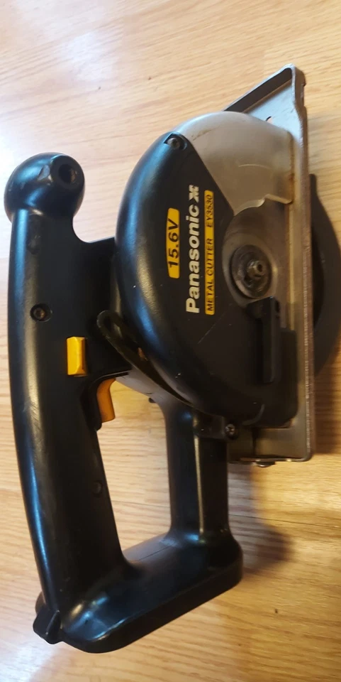 Sierra metálica Panasonic 5-3/8" modelo 15,6 V más cargador y batería hacer oferta  Foto 4 de 4