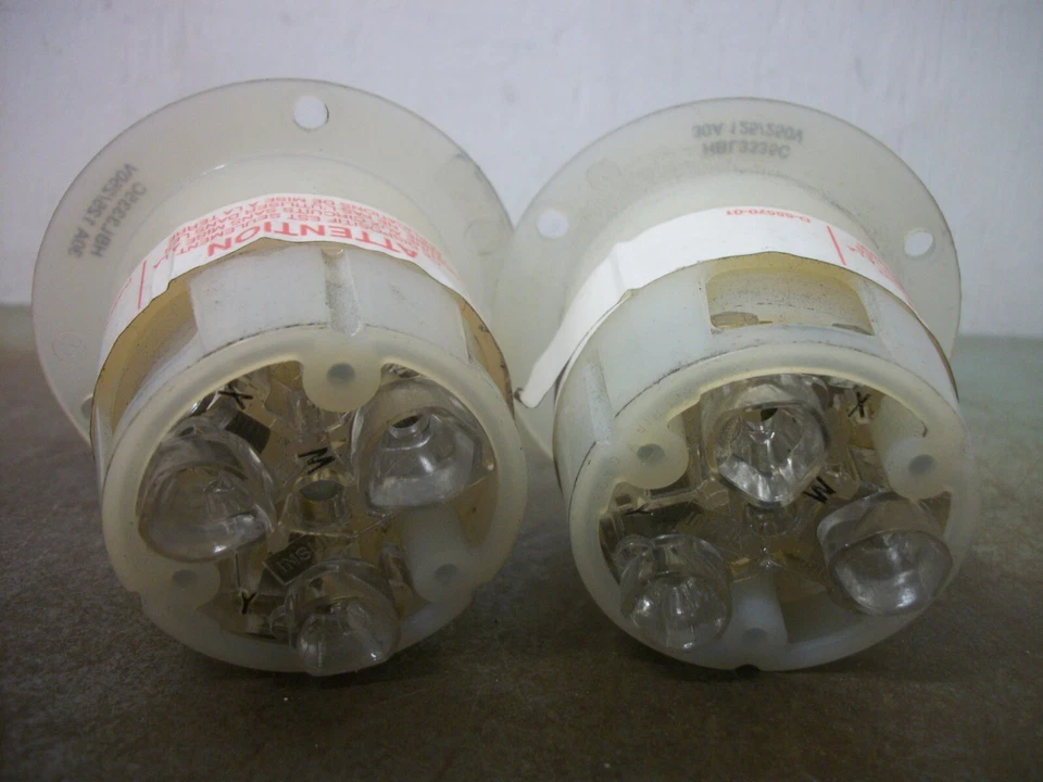 LOTE DE 2 RECEPTÁCULOS DE BLOQUEO GIRATORIO CON BRIDAS HUBBELL HBL3335C 30A 125/250V 3P 3W Foto 3 de 3