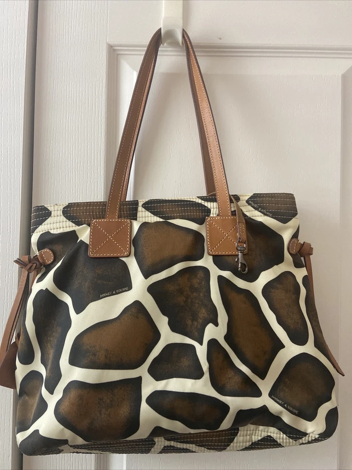 Сумка с короткими ручками Dooney And Bourke с принтом жирафа мягкая любимая
