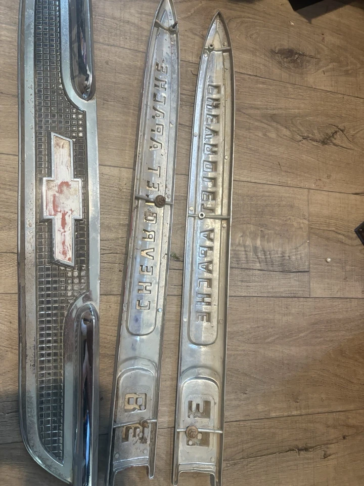 Camioneta Chevrolet de los años 50 OEM V8 capó 38 emblemas de guardabarros Apache excelente cromo Foto 3 de 3