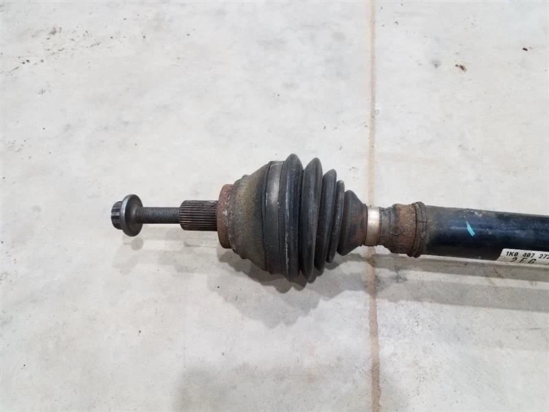 Volkswagen Jetta 2006 (1,9 L/sedán/AT) eje derecho pasajero Foto 2 de 4