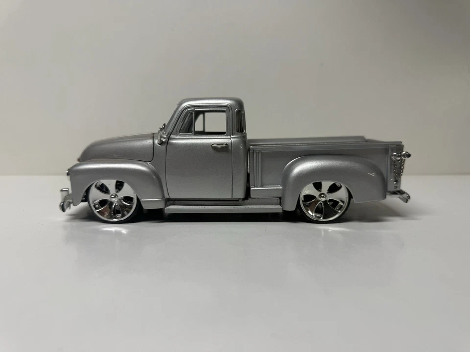Coche diecast Chevrolet Pick Up 1951 ADA Toys escala 1/24 sin caja color plateado Foto 3 de 4