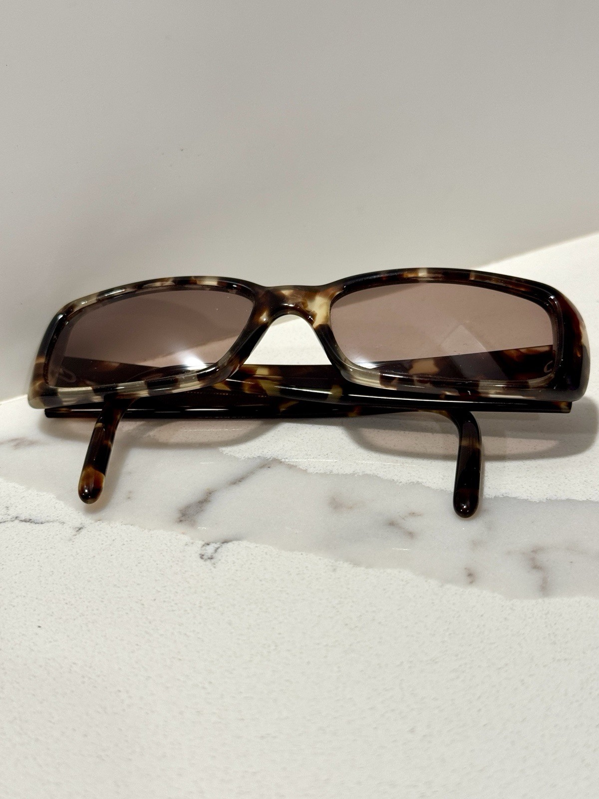 Gucci Tortoiseshell Rectangular Sunglasses w/ Log… - image 6