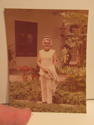 VINTAGE FOUND PHOTOGRAPH COLOR ART ORIGINAL OLD PHOTO WOMAN LADY GARDEN PICTURE