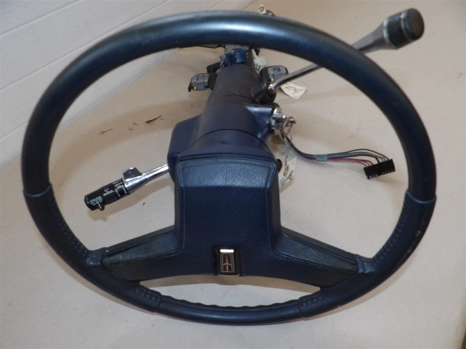 Columna de dirección Oldsmobile Omega 82-84 Cambio de columna; sin limpiaparabrisas de pulso de rueda inclinable Foto 3 de 4