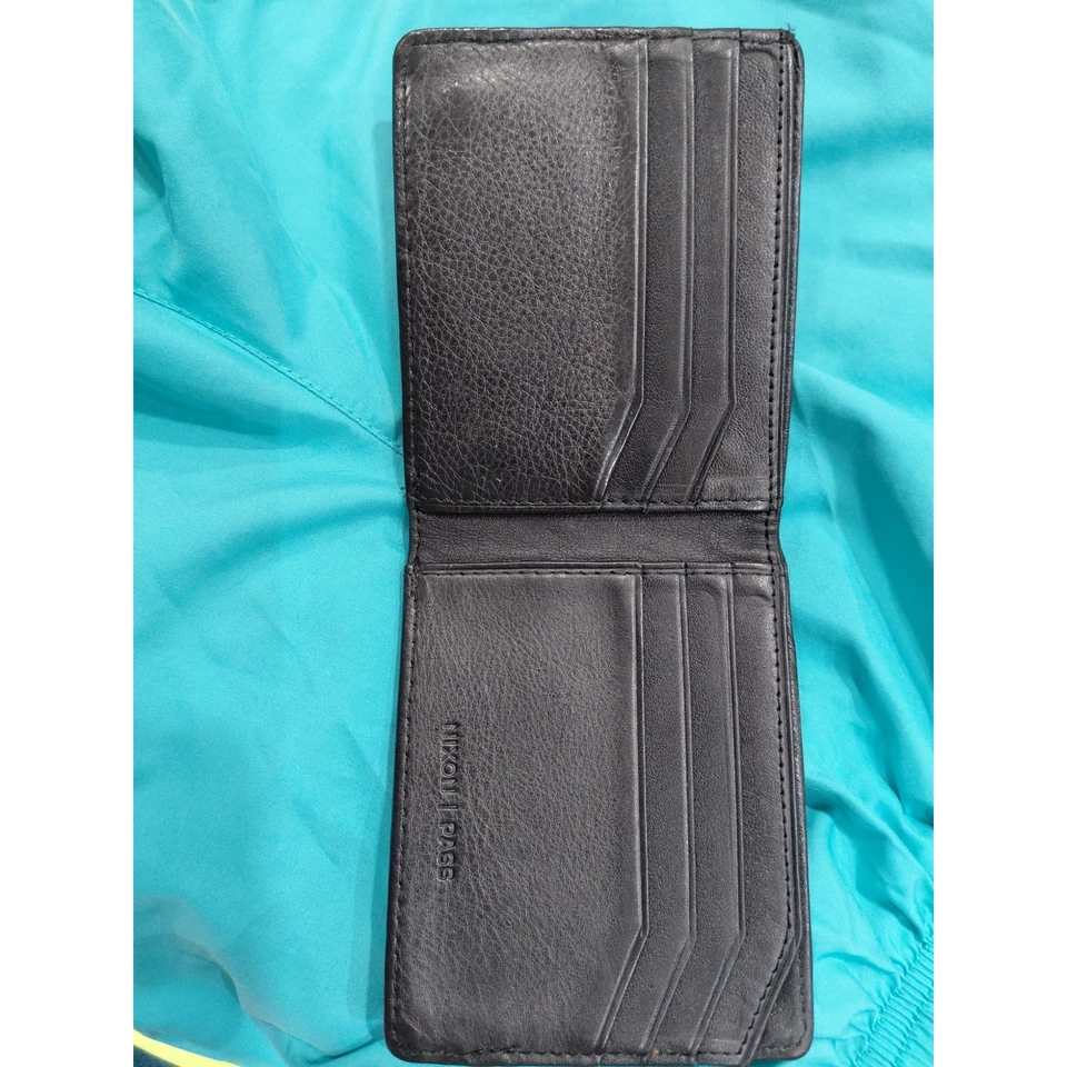 Nixon Cartera Hombre Negra Nylon y Cuero Doble Plegable. Foto 2 de 4