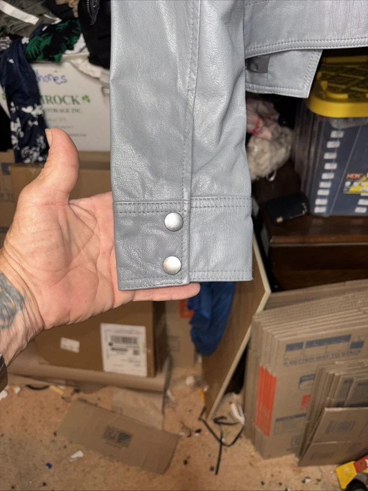 Jaqueta de motociclista feminina Frenchi couro cinza assimétrica tamanho médio - Imagem 4 de 4