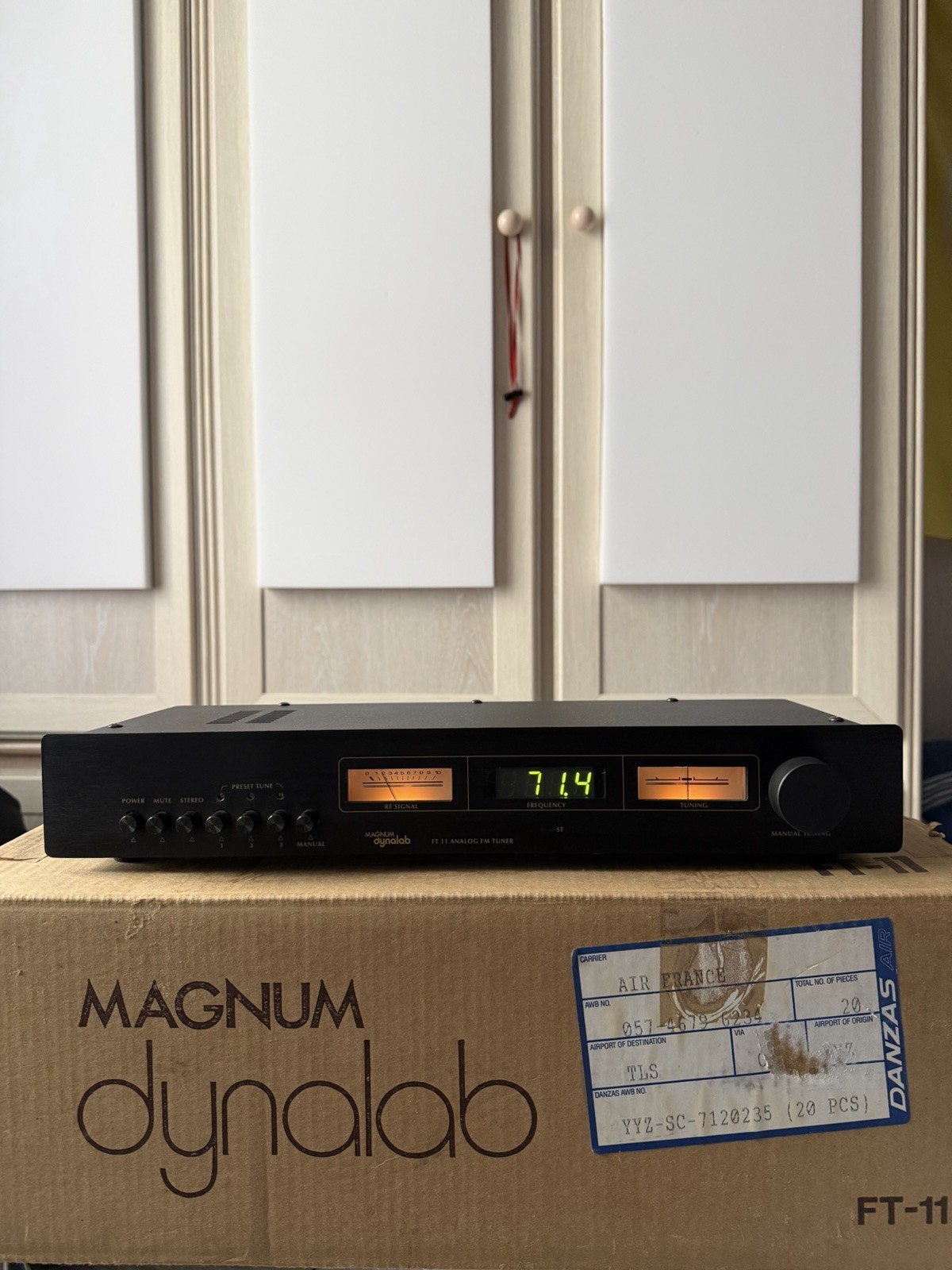 Magnum Dynalab FT-11 Tuner FM analogique noir, sorties stéréo RCA L/R