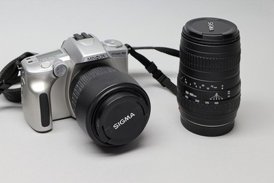 Monolta Dynax 40 mit zwei Zoomobjektiven von Sigma und Tasche von Samsonite
