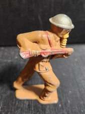 BARCLAY MANOIL M93 VINTAGE 1930s LEAD TOY SOLDIER WWI CHARGING WITH GAS MASK