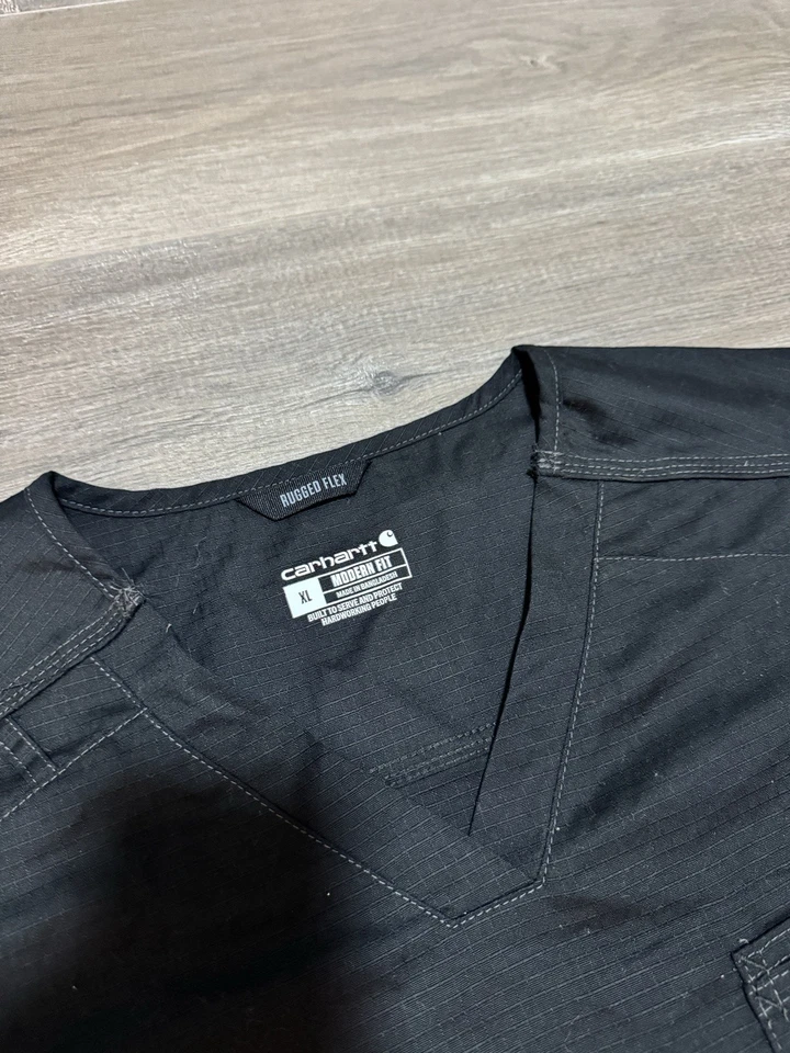 Blusa Médica Carhartt Para Hombres XL Negra Cuello en V Calce Moderno Usada en Excelente Condición Foto 2 de 4