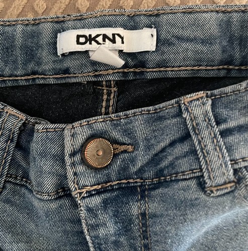 DKNY little girls jean shorts size 5/19" waist w/ stretch 4" inseam - Picture 8 of 8