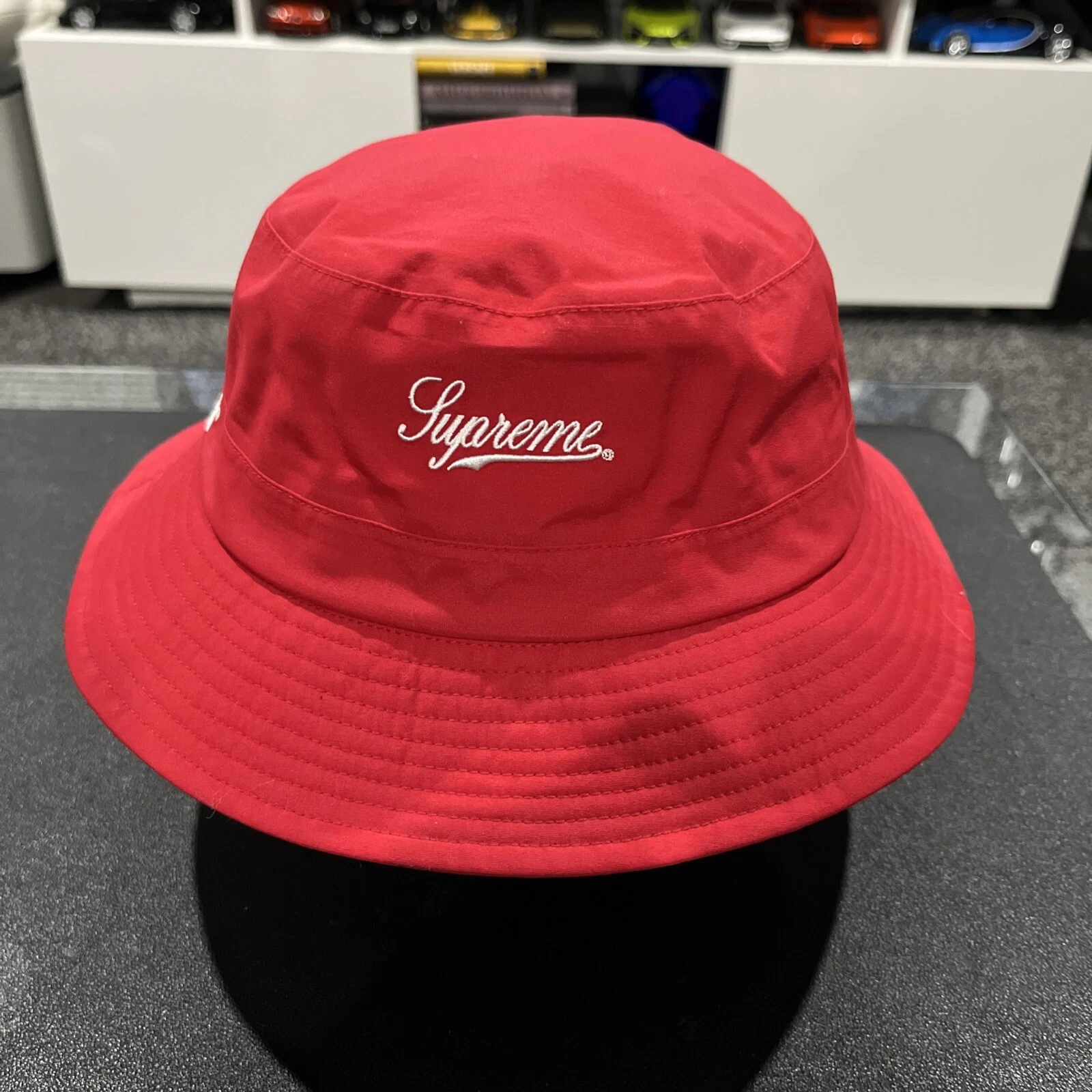 Seau à chapeau Supreme GORE TEX Crusher rouge taille moyenne/grande boîte logo