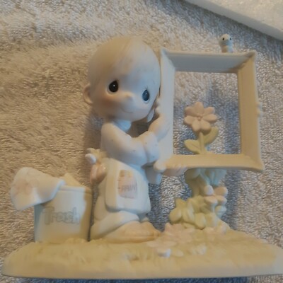 Precious Moments-#E2823R ''TO GOD BE THE GLORY''-Boy Holding Picture Frame-  NIB