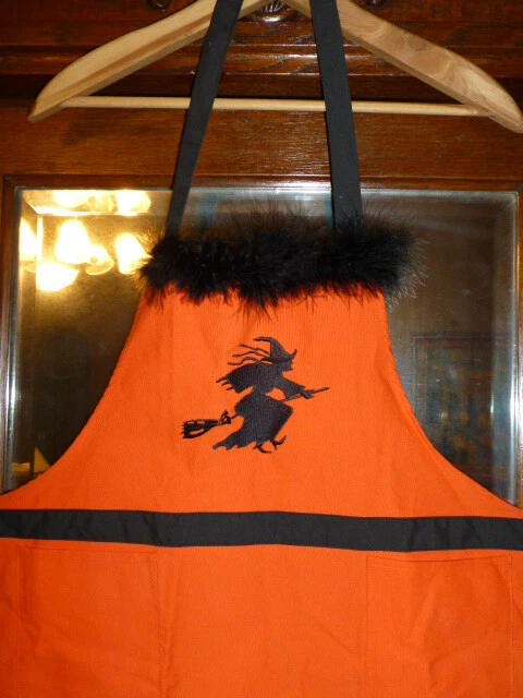 Delantal babero de algodón naranja con ribete de bruja y marabú bordado negro de Halloween, nuevo con etiquetas Foto 3 de 4