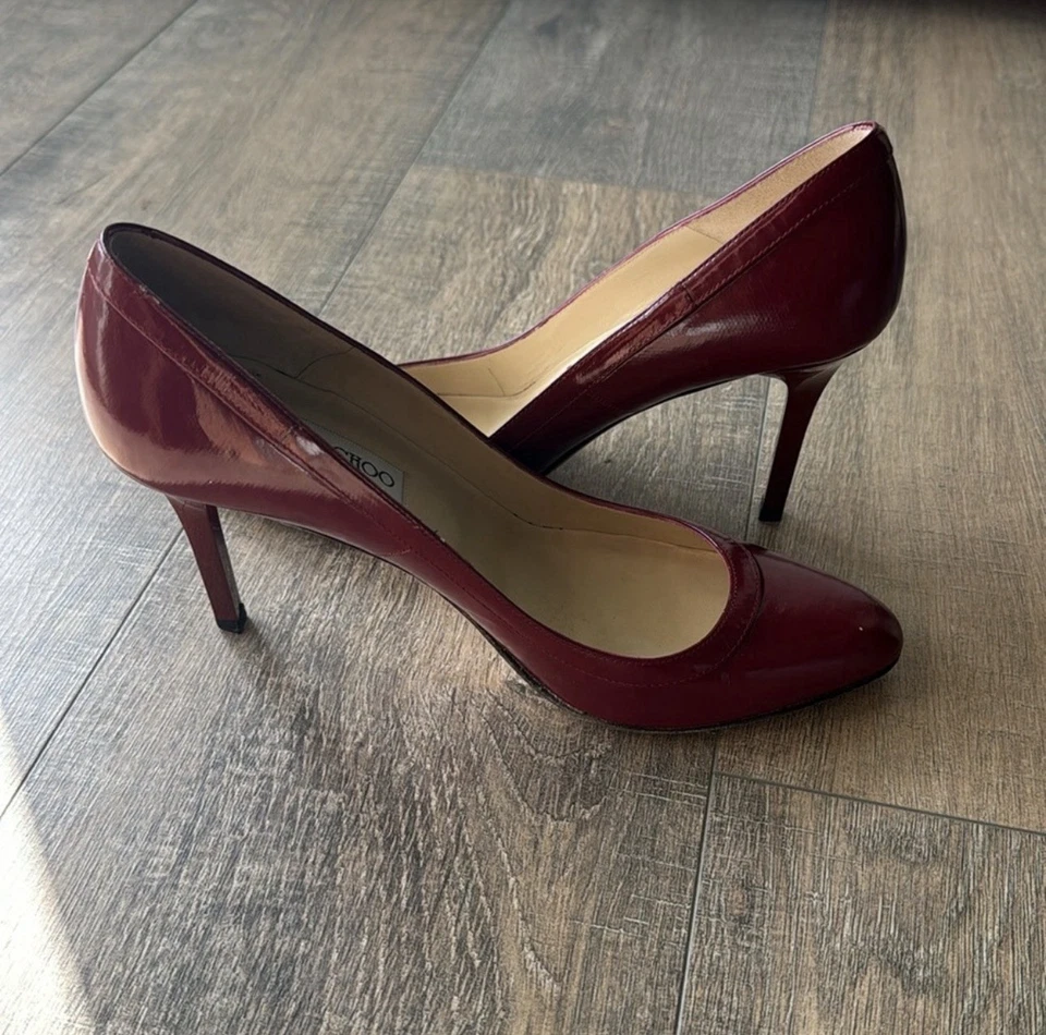 Jimmy Choo Deep Red Anouk bomba biqueira redonda tamanho 8 EUA/38 IT - Imagem 3 de 4