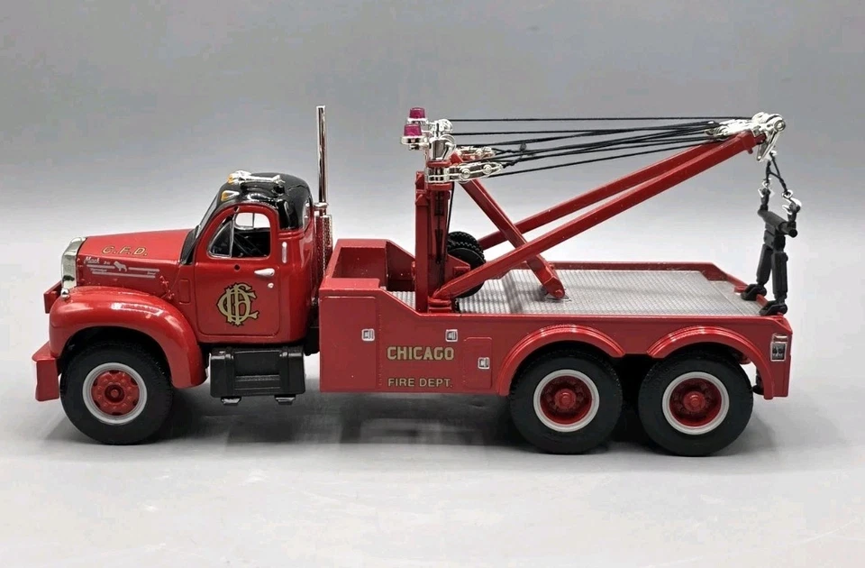 Camión de remolque Mack 1960 B-61 "Departamento de Bomberos de Chicago" diecast 1:34, primera marcha (1997) Foto 3 de 4