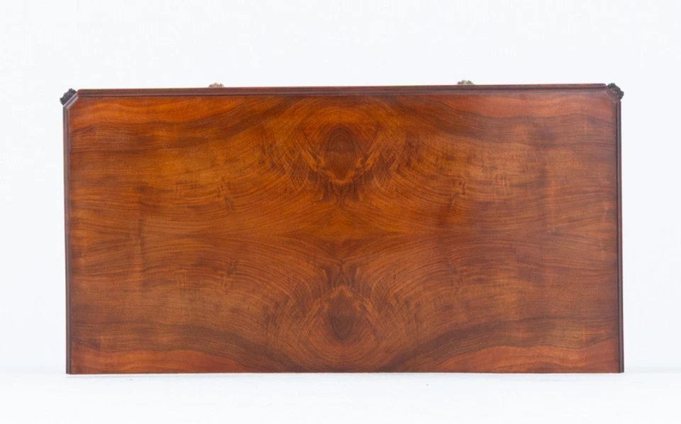 Mesa auxiliar Regency de nogal con dos cajones Foto 4 de 4