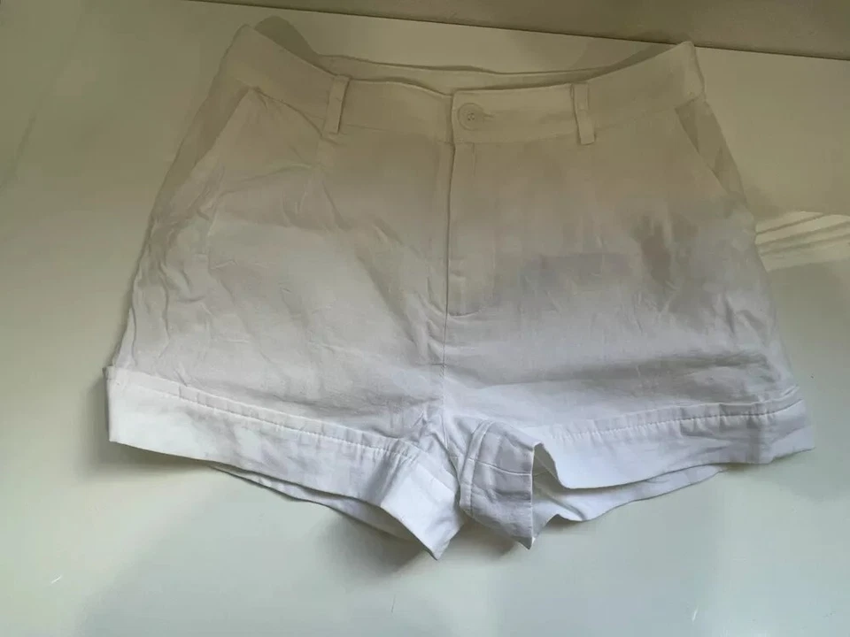 Pantalones cortos informales de cáñamo de tiro medio con frente plano blancos pequeños Foto 2 de 4