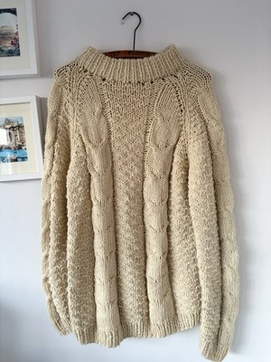 Handgestrickter Pullover mit Zopfmuster Creme 100% Wolle Aran Größe S