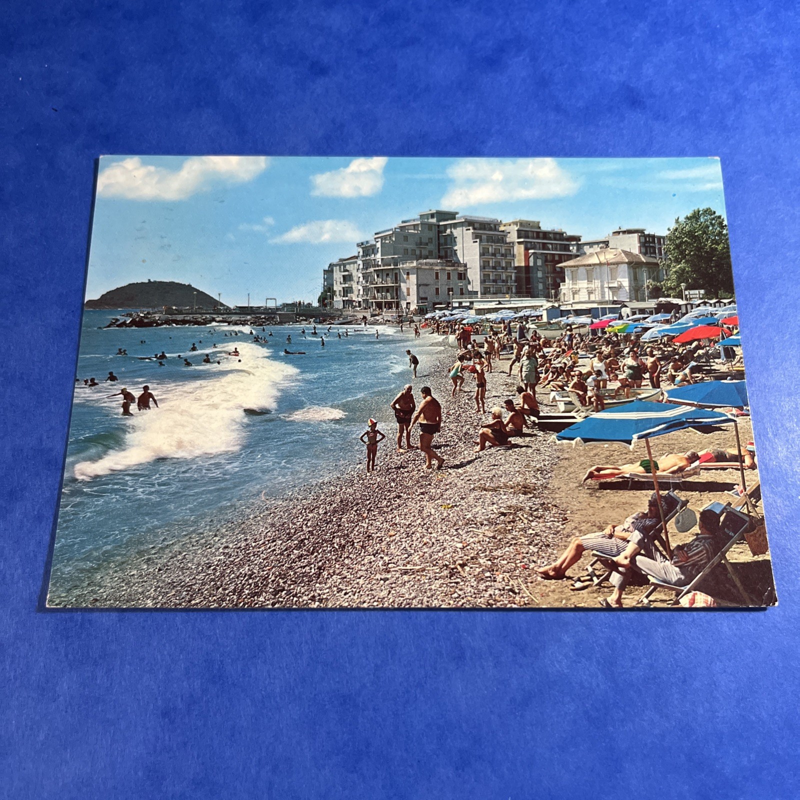 CARTOLINA COLORI COLLEZIONE ALBENGA RIVIERA DEI FIORI LA SPIAGGIA - VIAGGIATA