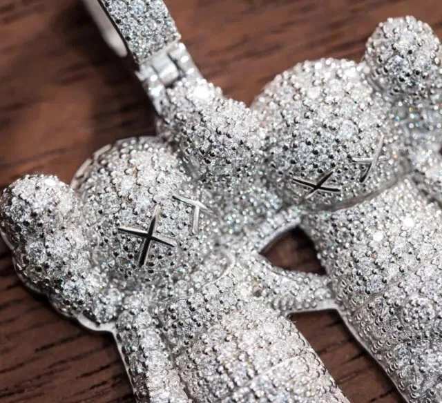 Colgante de plata de ley 925 con dibujos animados personalizados de moissanita real de corte redondo de 2,70 quilates Foto 3 de 4