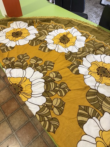 Vintage 1970s Round Tablecloth With Fringe. 143cm Diameter. - Picture 6 of 7