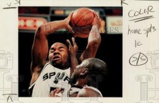 1993 Press Photo San Antonio Spurs basketball players Sam Mack and Larry Smith