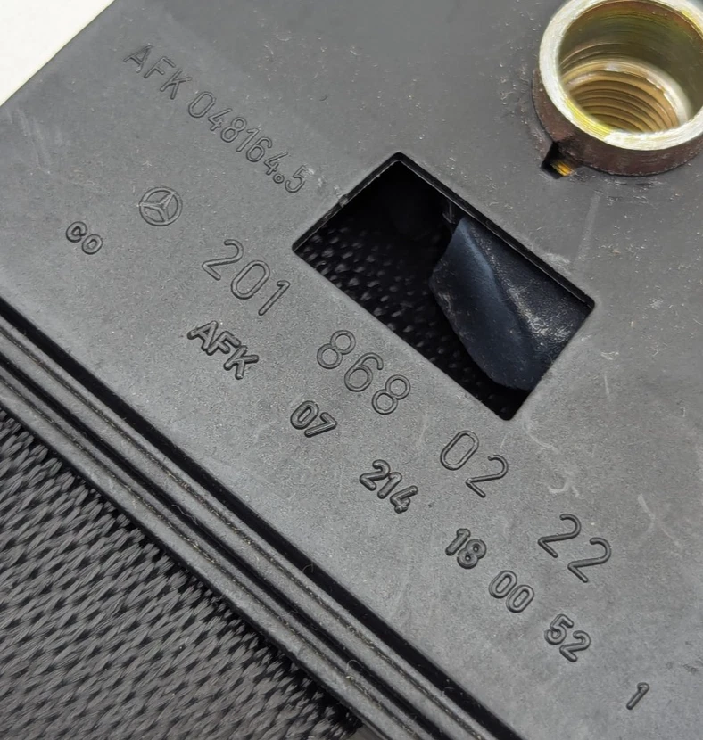 Черный оригинальный натяжитель переднего правостороннего ремня безопасности 00-03 Mercedes E320 E430 - Изображение 2 из 4